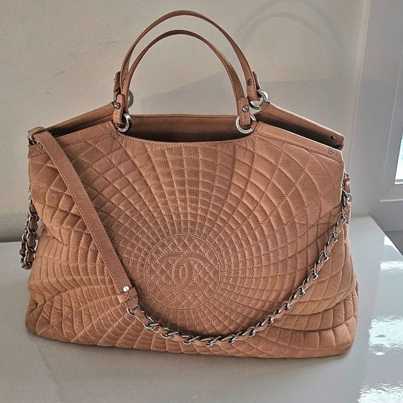 CHANEL -Spiral Sea Tote Quilted Iridescent Calfskin Bag! -AUTHENTIC! - Picture 2 of 16